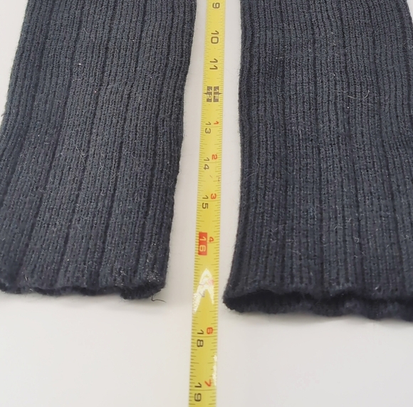 Black Ribbed Arm Warmers with Button Detail Steve Madden - Picture 4 of 4
